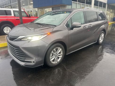 Used 2023 Toyota Sienna Limited image 1