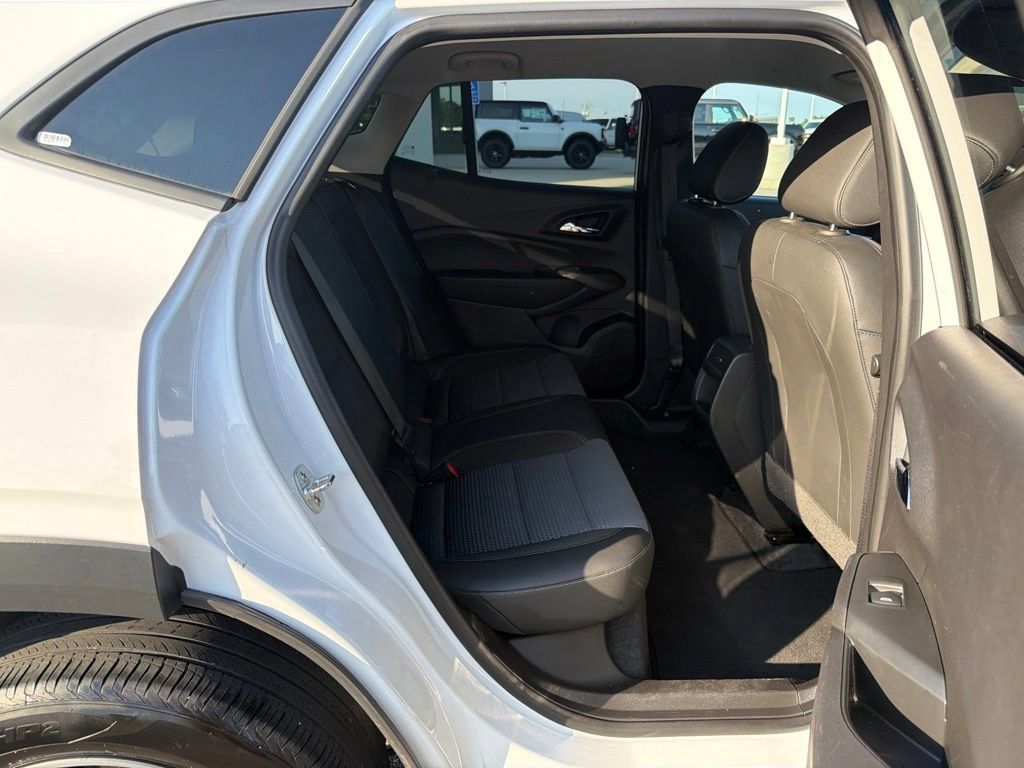 Used 2025 Chevrolet Trax LT FWD image 18