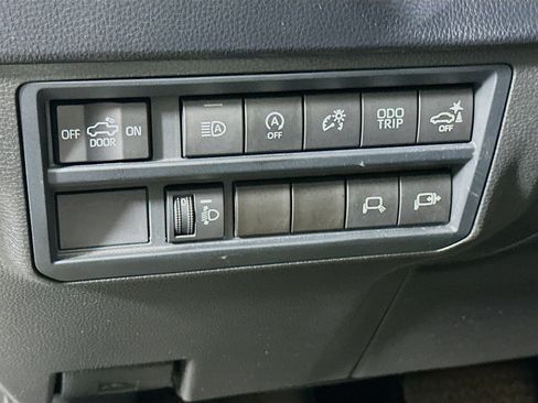 Used 2022 Toyota Tundra SR5 w/ SR5 Convenience Package AWD/4WD image 17
