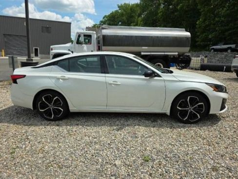 Used 2023 Nissan Altima 2.5 SR FWD image 6
