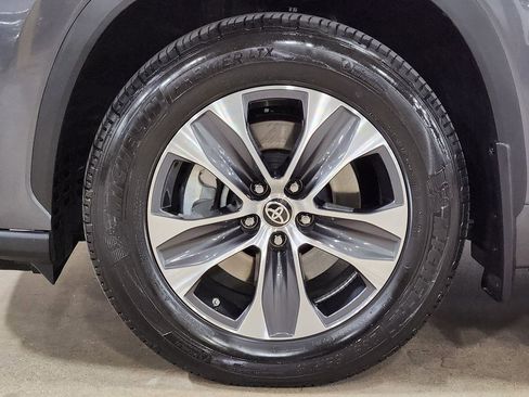 Used 2022 Toyota Highlander XLE image 28