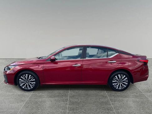 Used 2023 Nissan Altima 2.5 SV image 2