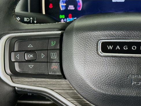Used 2023 Jeep Wagoneer L Series II RWD image 11