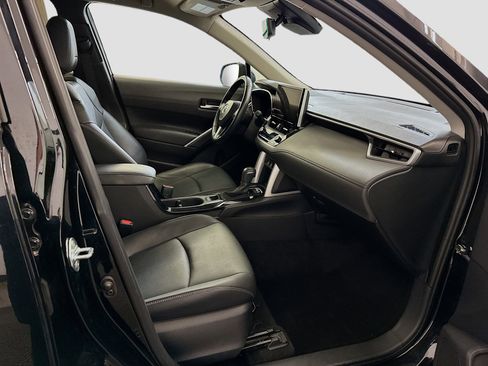 Used 2024 Toyota Corolla Cross XLE image 32