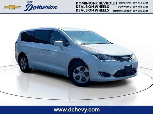 Used 2018 Chrysler Pacifica Touring Plus image 1