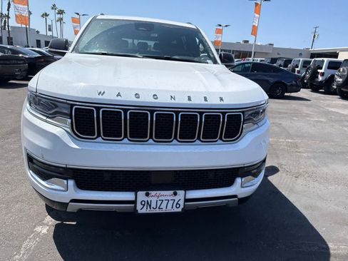 Used 2024 Jeep Wagoneer L Series II w/ Flexible Seating Group RWD image 5