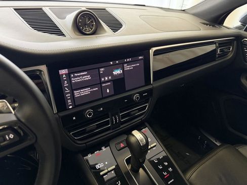 Certified 2022 Porsche Macan S AWD/4WD image 18