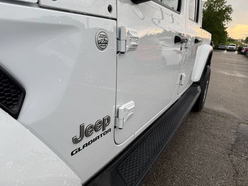 Used 2020 Jeep Gladiator Overland AWD/4WD image 17