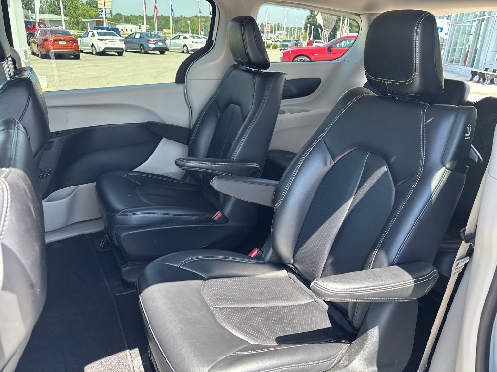 Used 2023 Chrysler Pacifica Touring-L FWD image 18