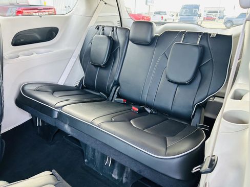 Used 2024 Chrysler Pacifica Limited image 30