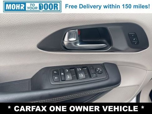 Used 2023 Chrysler Pacifica Touring-L image 11