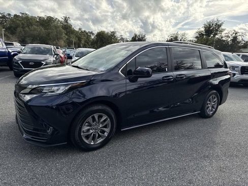 Certified 2023 Toyota Sienna LE w/ LE Plus Package image 5