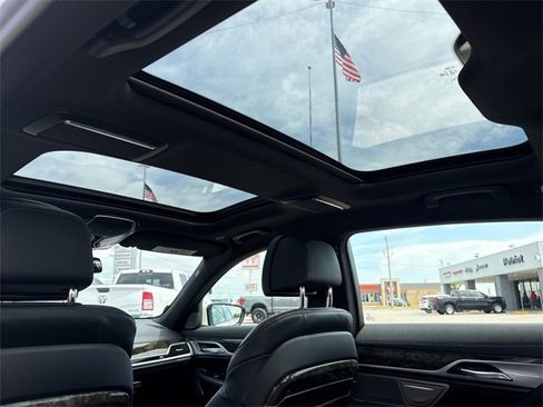 Used 2020 BMW 750i xDrive w/ M Sport Package image 10