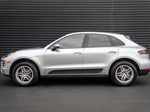 Used 2017 Porsche Macan AWD/4WD image 2