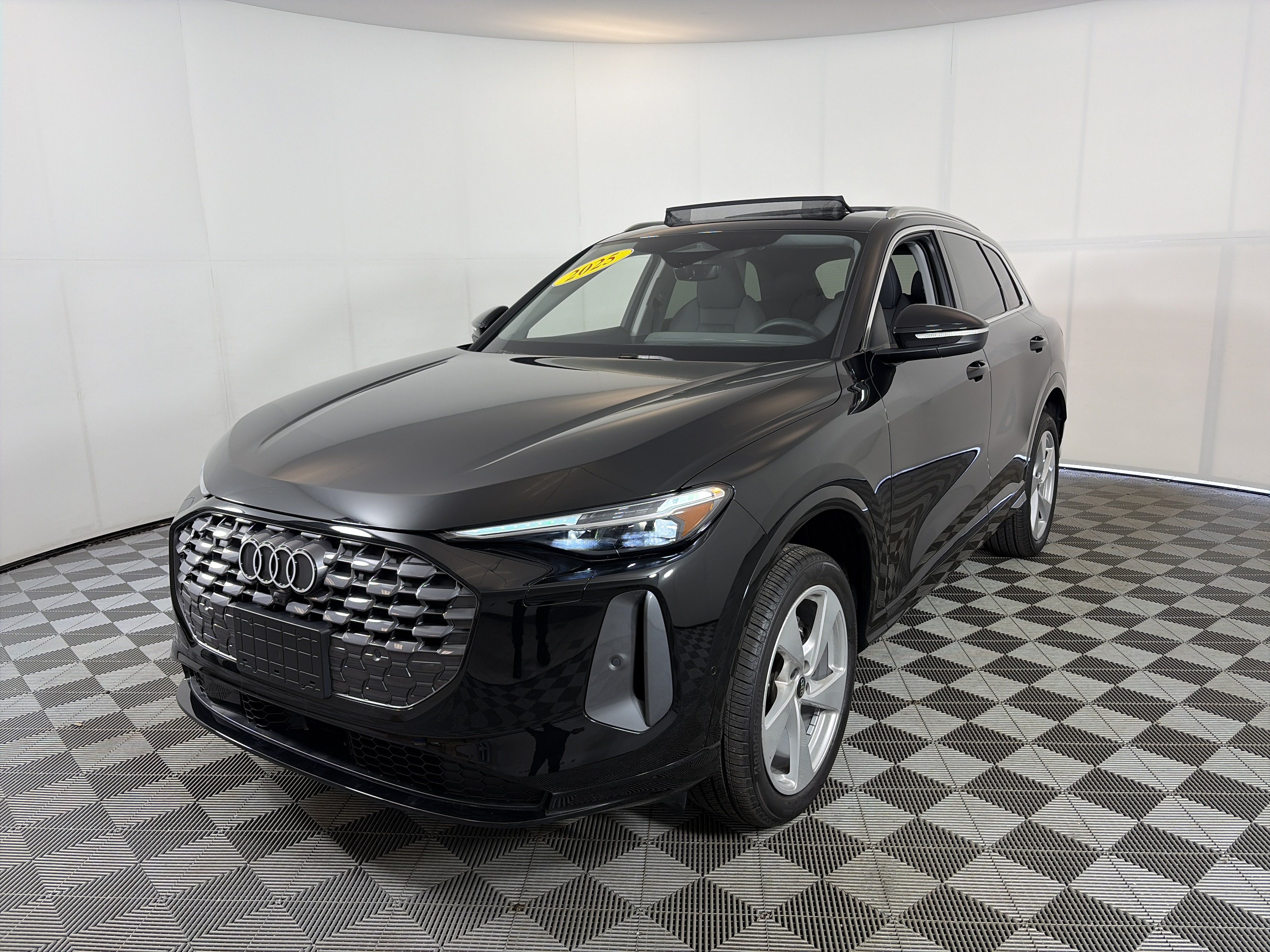 Used 2025 Audi Q5 Premium Plus w/ Premium Plus AWD/4WD image 2