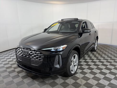 Used 2025 Audi Q5 Premium Plus w/ Premium Plus AWD/4WD image 2
