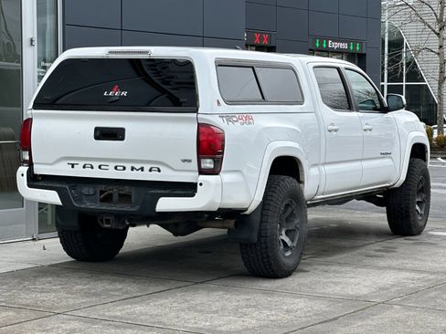 Used 2018 Toyota Tacoma TRD Sport w/ Technology Package image 3