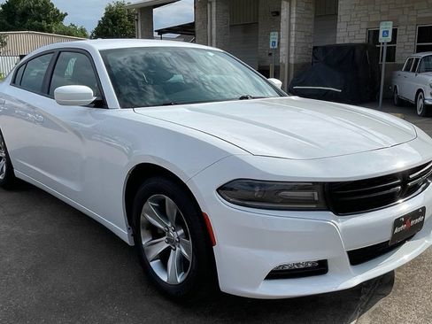 Used 2018 Dodge Charger SXT Plus RWD image 2