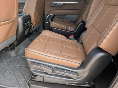 Used 2025 Chevrolet Suburban High Country AWD/4WD image 12