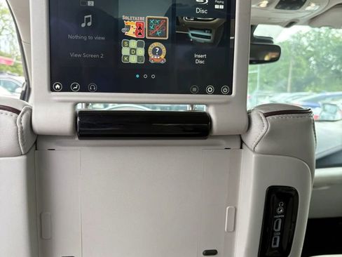 Used 2018 Chrysler Pacifica Limited w/ Advanced Safetytec Group FWD image 24