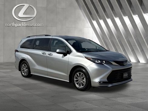 Used 2024 Toyota Sienna XLE w/ XLE Plus Package image 5