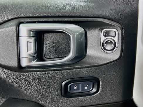 Used 2025 Jeep Wrangler Unlimited Sahara AWD/4WD image 16