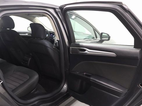 Used 2019 Ford Fusion SE FWD image 17