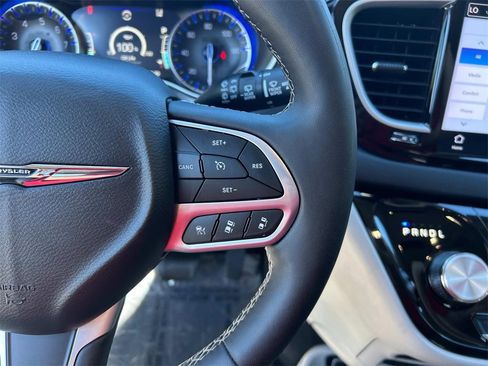 Used 2024 Chrysler Pacifica Touring-L image 30