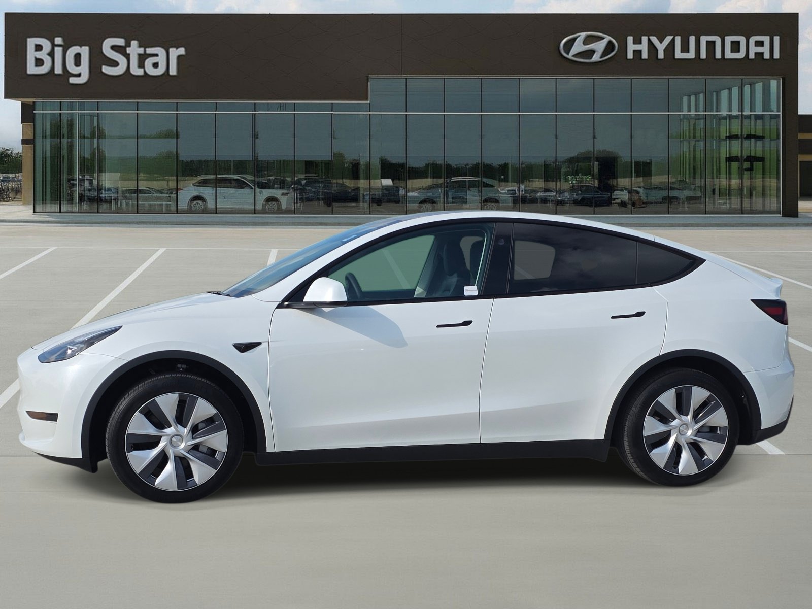 Used 2024 Tesla Model Y Long Range RWD image 2