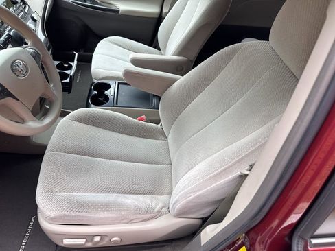 Used 2011 Toyota Sienna LE image 17