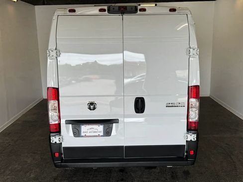 Used 2024 RAM ProMaster 2500 w/ Convenience Group FWD image 5