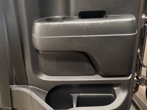 Used 2017 Nissan Titan SV image 10