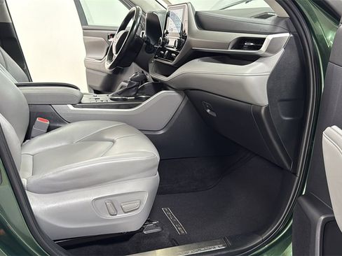 Used 2023 Toyota Highlander XLE image 19