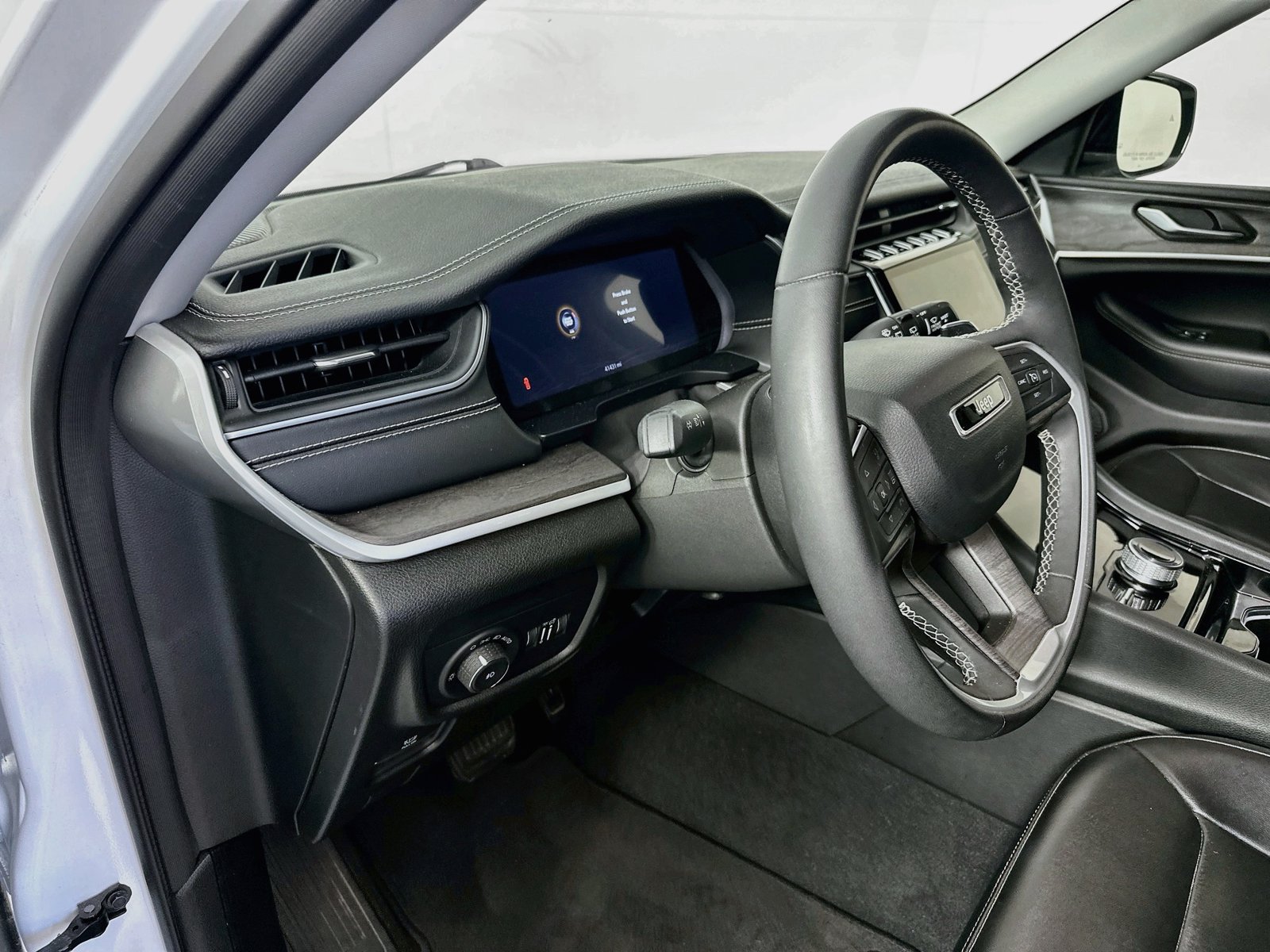Used 2023 Jeep Grand Cherokee L Limited AWD/4WD image 9