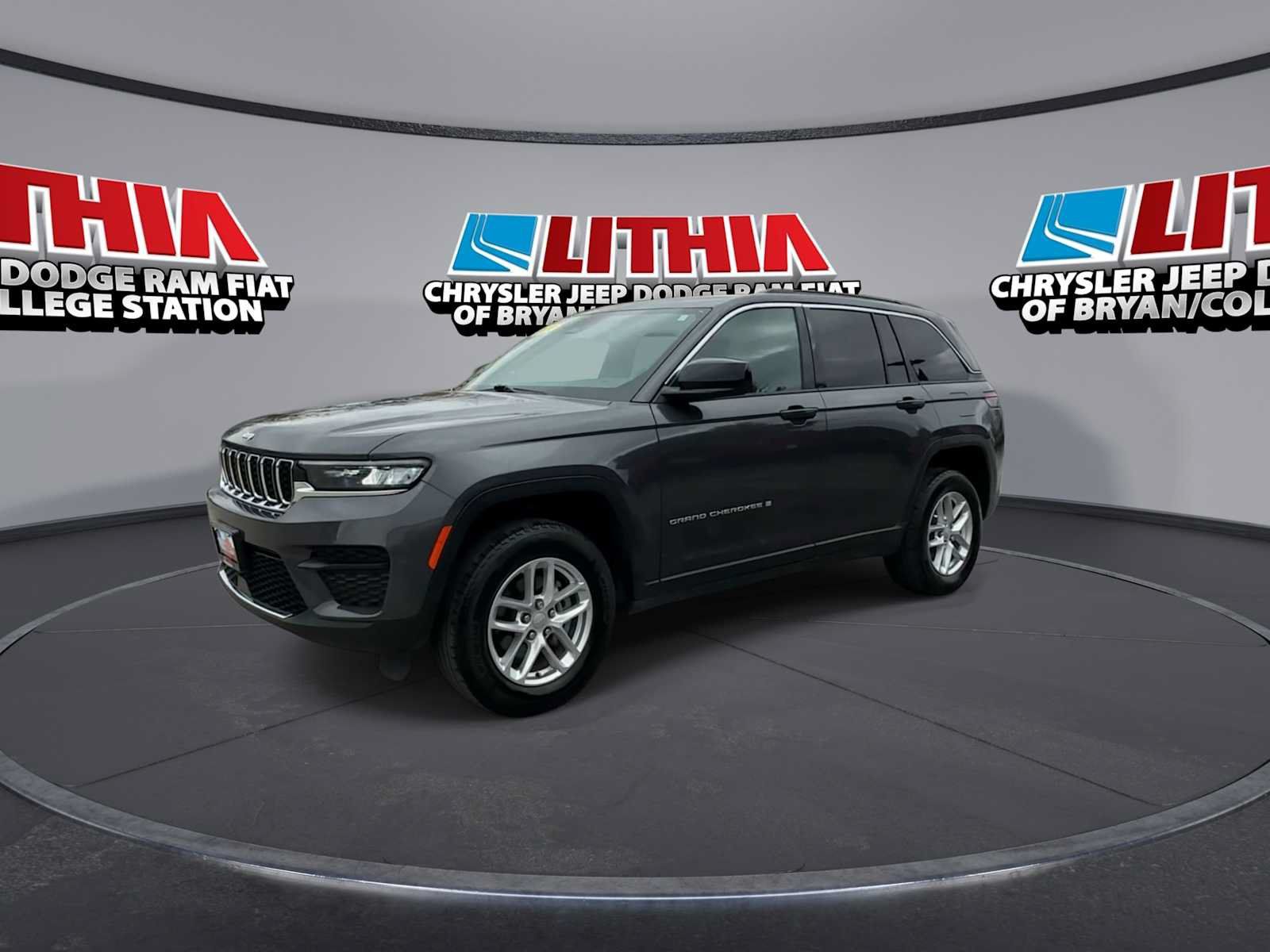 Used 2024 Jeep Grand Cherokee Laredo X w/ Trailer Tow Package AWD/4WD image 4