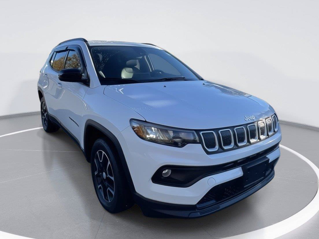 Used 2022 Jeep Compass Latitude w/ Sun and Sound Group AWD/4WD image 1