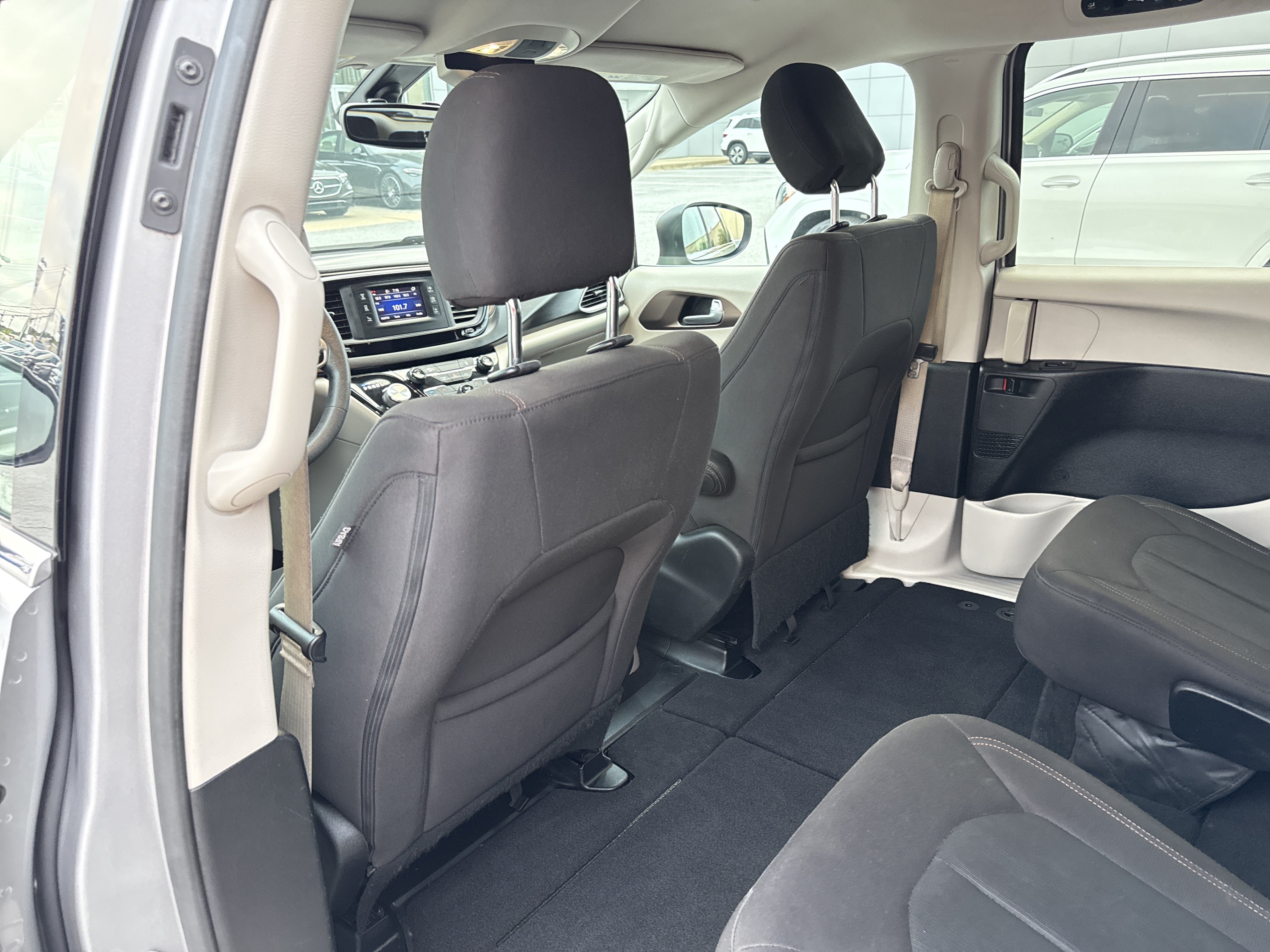 Used 2017 Chrysler Pacifica LX FWD image 23