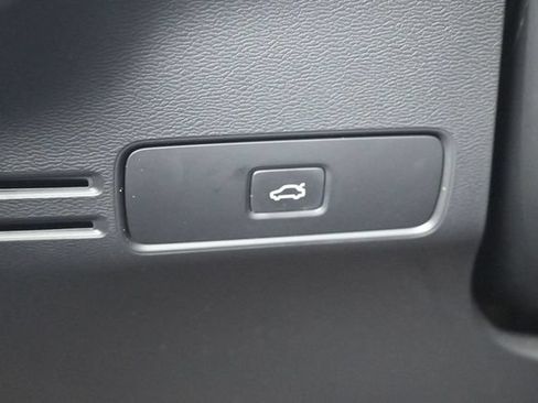 Used 2023 Volvo XC40 B4 Ultimate FWD image 31