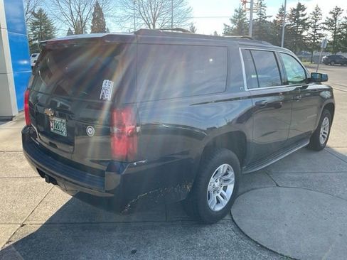 Used 2019 Chevrolet Suburban LT image 8