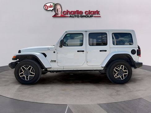Used 2025 Jeep Wrangler Unlimited Sahara AWD/4WD image 2