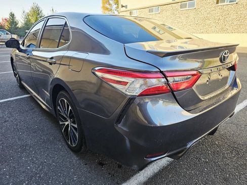 Used 2018 Toyota Camry SE image 3