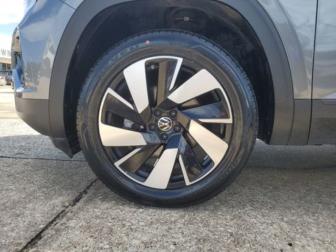 Used 2025 Volkswagen Atlas Cross Sport SE image 7