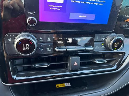 Used 2023 Toyota Highlander XLE FWD image 28