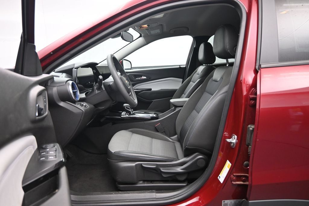 Used 2025 Chevrolet Trax LT FWD image 22