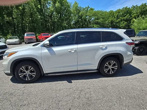Used 2016 Toyota Highlander XLE FWD image 3