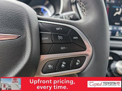 Used 2024 Chrysler Pacifica Select image 19