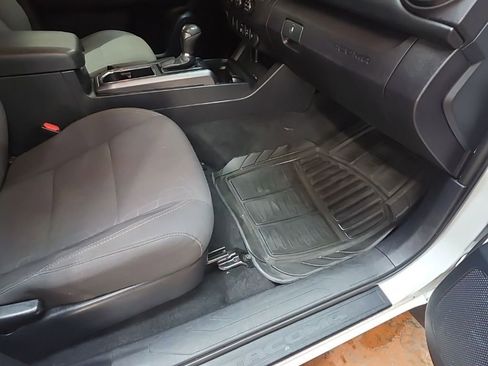 Used 2019 Toyota Tacoma TRD Off-Road image 15