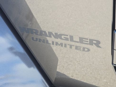 Used 2017 Jeep Wrangler Unlimited Sahara AWD/4WD image 12