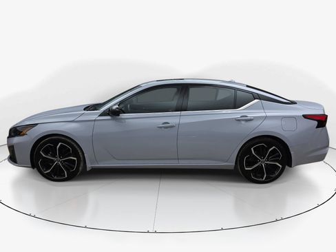 Used 2024 Nissan Altima 2.5 SR w/ SR Premium Package FWD image 7