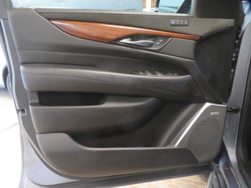 Used 2018 Cadillac Escalade Luxury AWD/4WD image 13
